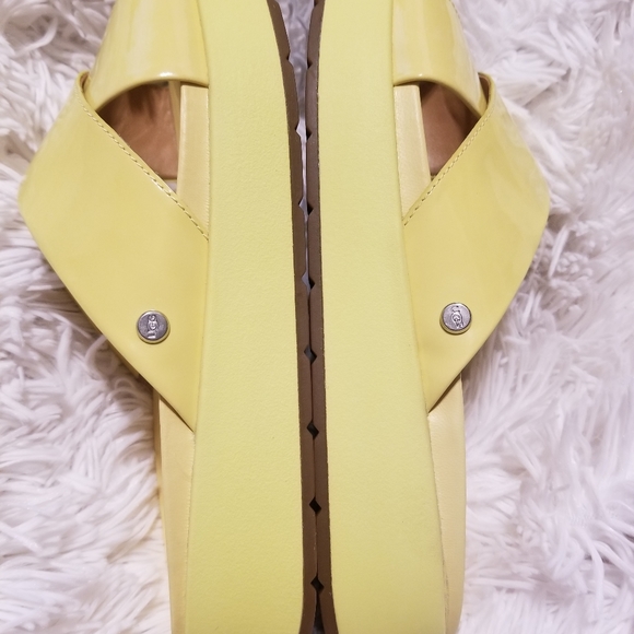 Ugg - Picture 3 of 6